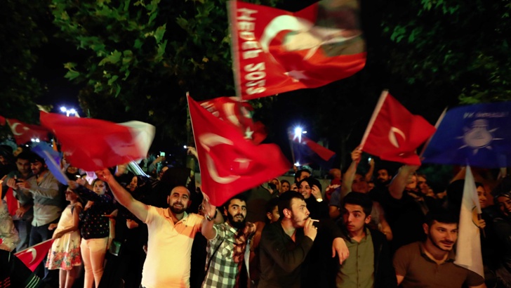 Привърженици на Ердоган триумфират