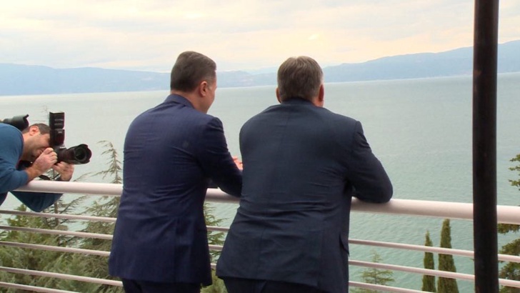 Виктор Орбан и Никола Груевски край Охридското езеро през септември 2017г.